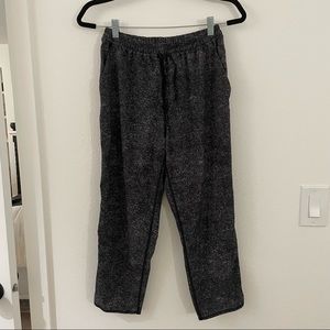 Lululemon Keep It Classic Crop *23"
White Noise Alpine White Black lounge pant
